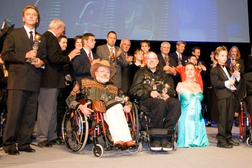 Vorschau Bild von v.l.n.r. Erste Reihe: Andy Holzer, Klaus Kreuzeder, Martin Bruch, Alison Lapper mit Sohn Parys.