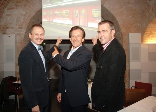 Innovationen bei Transport Media . Foto v.li: Dr. Michael Lichtenegger (Wiener Linien); GD Karl Javurek (Gewista); Fred Kendlbacher (Gewista)
http://pressefotos.at/m.php?g=1&u=45&dir=200710&e=20071023_t&a=event