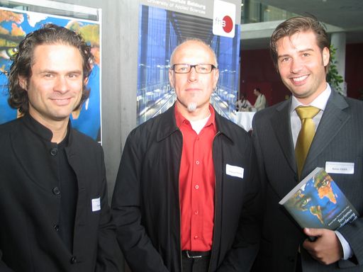 Die Organisatoren des 10. Salzburger Tourismusforum Dr. Thomas Herdin von der Universität Salzburg und Tourismusforscher Dr. Roman Egger von der Fachhochschule Salzburg mit dem Experten für Öko-Tourismus, Prof. Wolfgang Strasdas (Mitte).