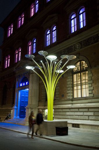SOLAR TREE vor dem MAK-Eingang am Stubenring bei Nacht
Prototyp, Oktober 2007
Initiiert von Peter Noever, MAK
Gestaltet von Ross Lovegrove
Produziert und entwickelt Artemide
Polykristalline Solarzellen von Sharp