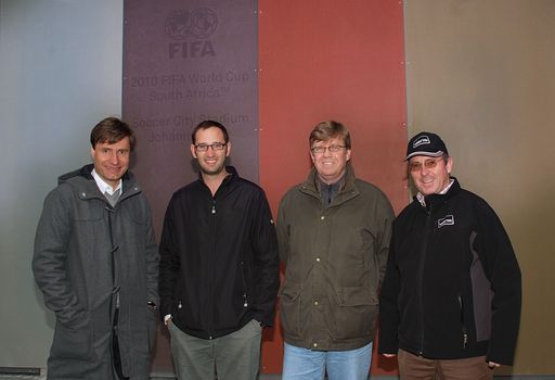 Vorschau Bild von Rieder Valenta.jpg Wolfgang Rieder und Josef Valenta mit den südafrikanischen Architekten Bob van Bebber und Piet Boer vor den Fassadenelementen im Maishofen.