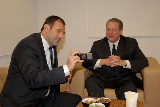Vorschau Bild von mobilkom austria CEO Boris Nemsic präsentiert Friedensnobelpreisträger Al Gore zukunftsweisende Handy-Technologie.