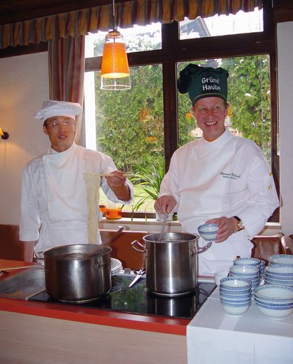 Vorschau Bild von Die neue Küche des Wohlbefindens, als Ergebnis eines "East meets West" Dialoges im Eagles-Astoria in Igls bei Innsbruck. In enger Zusammenarbeit mit Spezialisten der Traditionellen Chinesischen Medizin kreiert Naturküchenprofi Werner Ultsch neue Gerichte für den westlichen Gaumen. "Cuisine Individuelle" heißt die auf die Befindlichkeit der Gäste abgestimmte Küche. Foto: Hongfeng aus Südchina (li) und Werner Ultsch (re).