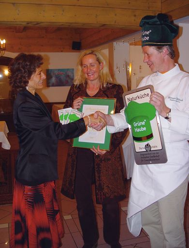 Vorschau Bild von Die Naturküche im Alpine Wellfit Hotel Eagles-Astoria (Igls/Innsbruck) wurde am 22. Oktober von Styria Vitalis mit der "Grünen Haube" ausgezeichnet. Im Rahmen eines festlichen Mittagsmenus nahm das Unternehmerehepaar Werner und Angela Ultsch die Auszeichnung von Frau Mag. Sabine Hollomay (Styria Vitalis) entgegen. Foto li nach re: Mag. Sabine Hollomay, Angela Ultsch, Werner Ultsch