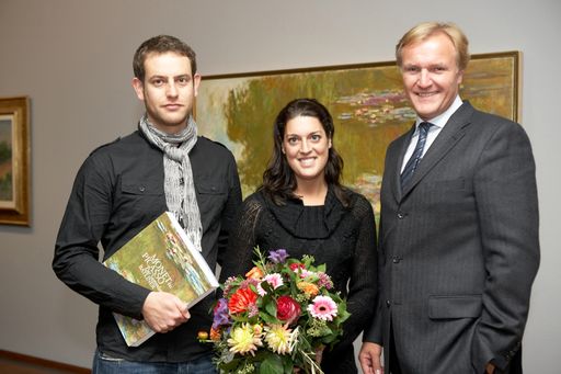 Im Bild: Dr. Klaus Albrecht Schröder mit den glücklichen Besuchern vor dem Monet