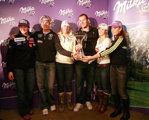 Präsentation des Milka Damenteams und Überreichung des "Skieur d'Or" an Aksel Lund Svindal; im Bild (von links): Sarka Zahrobska (Tschechien), Maria Riesch (Deutschland), Ingrid Jacquemod (Frankreich), Aksel Lund Svindal mit der "Serge Lang Trophy", Michaela Kirchgasser (Österreich) und Tina Maze (Slowenien)
http://pressefotos.at/m.php?g=1&u=57&dir=200710&e=20071025_ski&a=event