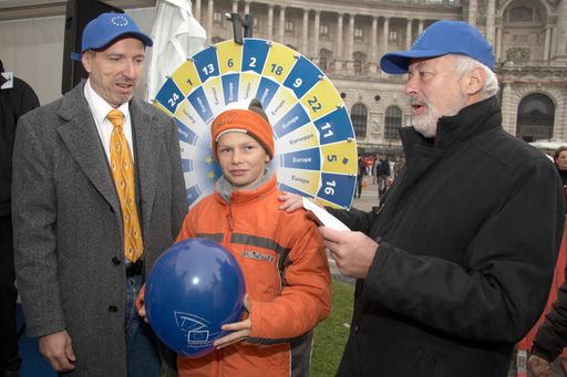 Die Leiter der EU-Büros, Karl-Georg Doutlik und Wolfgang Hiller freuen sich mit einem Gewinner des EU-Quiz
http://pressefotos.at/m.php?g=1&dir=200710&u=43&a=event&e=20071026_e