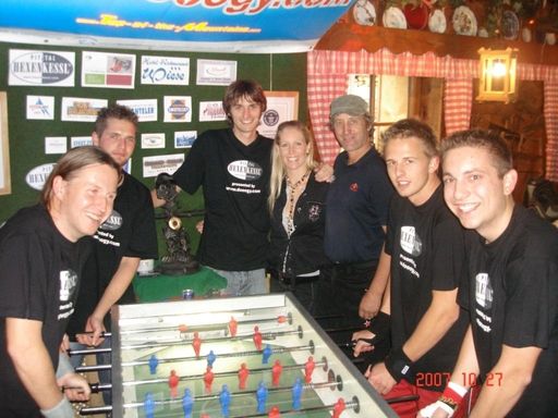 Die Spieler Dietmar Neururer, Manuel Larcher, Philip Eiter (Organisator), Snowboard Weltmeisterin Heidi Neururer, Helmut Eiter (Organisator), Alexander Kuen und Bernd Neururer vor dem Spieltisch, der Ihnen nach 44 Stunden Tischfußball spielen ohne Pause, den Weltrekord brachte.