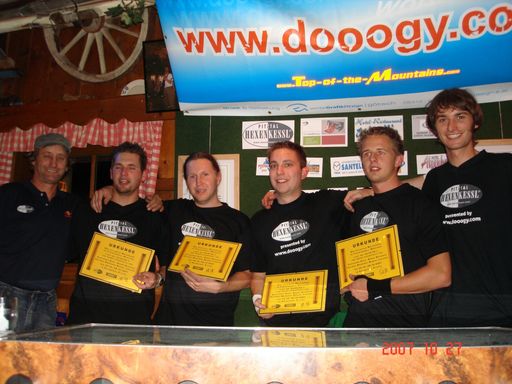 Vorschau Bild von Die glücklichen Organisatoren und Spieler Helmut Eiter, Manuel Larcher, Dietmar Neururer, Philip Eiter, Alexander Kuen und Bernd Neururer nach dem Gewinn des Weltrekordes.