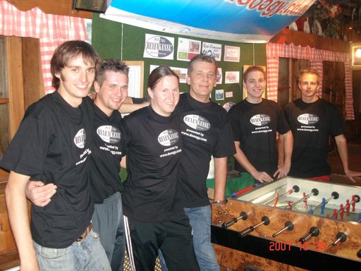 Vorschau Bild von Philipp Eiter, Manuel Larcher, Dietmar Neururer, Enrico Gimbel, Alexander Kuen, Bernd Neururer vor ihrer größten Herausforderung, dem Weltrekord im Tischfußball spielen.