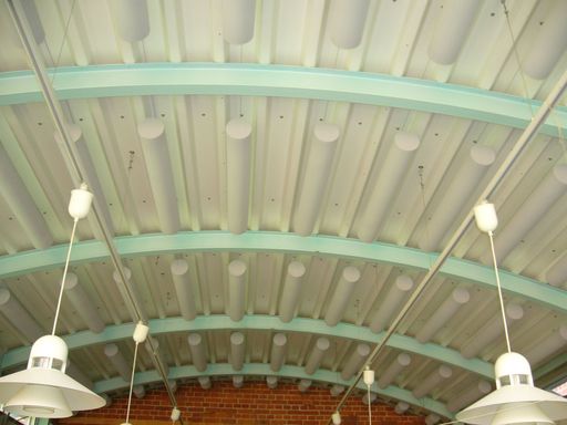 Vorschau Bild von Absorber-Zylinder in einem Altbau-Kindergarten mit Gewölbedecke