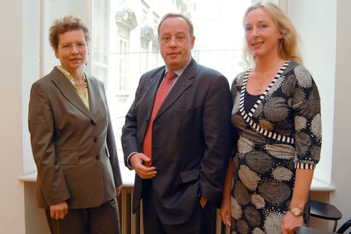 Das Leben des Typ-II-Diabetikers in Österreich 2007 - v.l.n.r.: Dr. Ingrid Pichler (Vize-Präsidentin der NÖGAM), Franz Bittner (Obmann der Wiener Gebietskrankenkasse), Univ.-Prof. Dr. Alexandra Kautzky-Willer (Univ. Klinik Innere Medizin, AKH Wien)
http://pressefotos.at/album/1/45/200710/20071029_d/