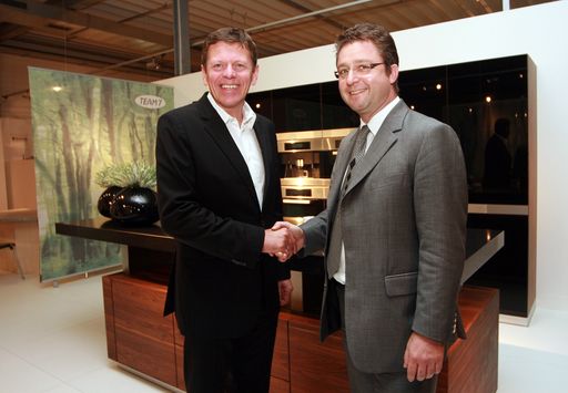  Pressekonferenz Erweiterung Möbel Inhofer mit Team 7-Küchenmöbel
im Bild (von links): Dr. Georg Emprechtinger (Inhaber TEAM 7 Natürlich Wohnen GmbH) mit Edgar Inhofer (Geschäftsführer) 

Bilder unter:
http://pressefotos.at/m.php?g=1&u=57&dir=200710&e=20071029_in&a=event