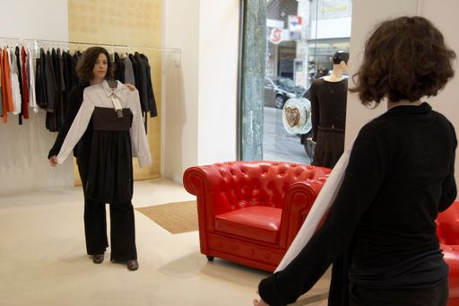 Vorschau Bild von ein Altwiener Herrenschneidergeschäft wurde unter sparsamsten Einsatz von Mitteln in eine moderne
Damenboutique umgewandelt.