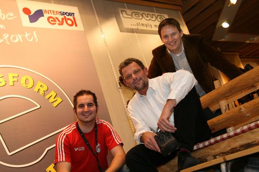 v.l.n.r.: Eybl Mitarbeiter, Herr Klaus Röhrl (Österreichischer Alpenverein) bei der Schuhanprobe in der Bergsport-Abteilung, Herr Egon Fister (Geschäftsleiter Intersport Eybl Plus City)
http://pressefotos.at/m.php?g=1&u=54&dir=200710&e=20071030_i&a=event