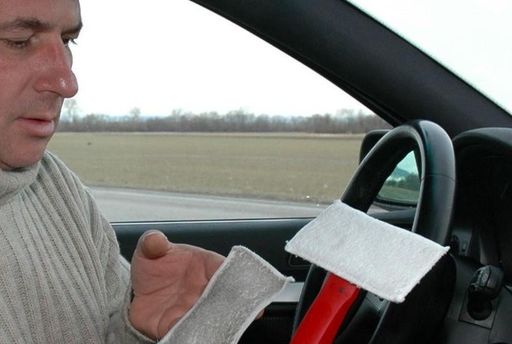 Vorschau Bild von Das CARWIC(R)-Kfz-Tool zur verrenkungsfreien Reinigung von Frontscheiben im Inneren eines Fahrzeugs sorgt in Sekundenschnelle für blitzblanke Autoinnenscheiben.