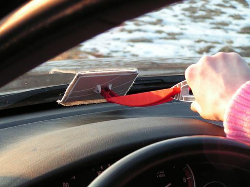  Das CARWIC(R)-Kfz-Tool zur verrenkungsfreien Reinigung von Frontscheiben im Inneren eines Fahrzeugs sorgt in Sekundenschnelle für blitzblanke Autoinnenscheiben.