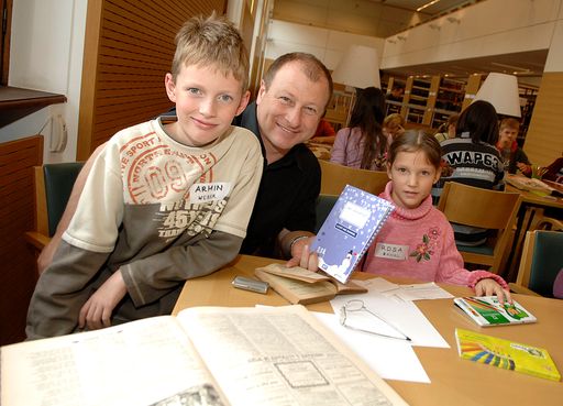  Rund 40 Kinder im Alter von 8-14 Jahren forschten in der Österreichischen Nationalbibliothek gemeinsam mit TV-Moderator Harald Prünster nach den Schätzen der Weihnachtstradition. Im Bild v.l.n.r.: Armin Weber, Harald Prünster (TV-Moderator) und Rosa Bankl.

Weitere Bilder abrufbar unter:
http://www.pressefotos.at/album/1/1/200711/20071103_m/