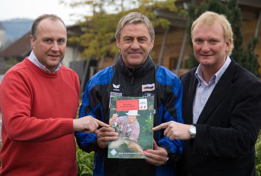  (von links nach rechts): Mag. Hermann Striednig (Projektleiter Fischwasser Österreich); Walter Schachner (Trainer SK Austria Kärnten); Günther Novak (GF Strafinger Tourismusmanagement und Reisebüro GmbH)