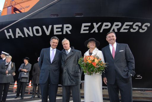  Taufe der Hanover Express am Hamburger Container Terminal Altenwerder am 6.11.2007. Personen von links nach rechts: Dr. Michael Frenzel. Vorstandsvorsitzender der TUI AG, Hamburgs Erster Bürgermeister Ole von Beust neben der Taufpatin Gabriele Frenzel und Michael Behrendt Vorstandsvorsitzender der Hapag-Lloyd AG.