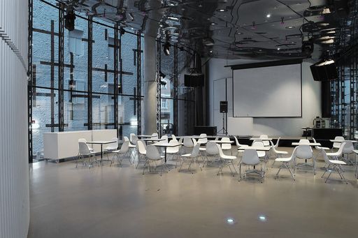  Der Space04 im Kunsthaus Graz ist einer der modernsten Veranstaltungsräume in Österreich. Die blaue Plexiglasdecke und das Vitra-Design-Mobiliar geben Konferenzen eine "spacig-trendige" Note. Als Rahmenprogramm bieten sich Sonderführungen durch die Ausstellungen an.
