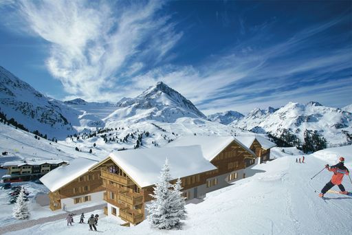 Vorschau Bild von Einmalig ist die Lage des Luxusresorts: 2.000 Meter über dem Alltag - in einem der schneesichersten Skigebiete der Alpen mit Schneegarantie von November bis Mai - findet der Erholungssuchende das AlpinResort Kühtai. Das Refugium für anspruchsvolle Gäste liegt in erstklassiger Hanglage zentral im Ferienort Kühtai und doch direkt am Fuße der Skiabfahrt. Man wedelt bis zur eigenen Terrasse und hüpft vom Bett gleich auf den Skilift.