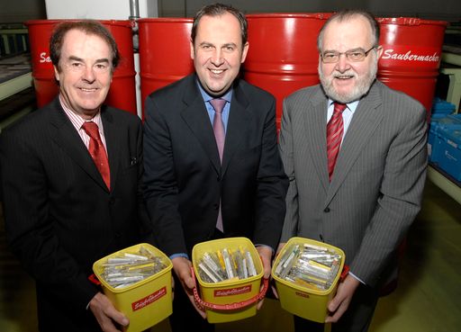 Durchschlagender Erfolg: 1 Million Quecksilber-Thermometer von den KonsumentInnen zurückgegeben, v.l.n.r.: KR Hans Roth (Vorstandsdirektor Saubermacher Dientsleistungs AG), BM Josef Pröll (Bundsminister für Landwirtschaft, Umwelt und Wasserwirtschaft), Mag.pharm. Heinrich Burggasser (Präsident Österreichische Apothekerkammer)
http://www.pressefotos.at/album/1/1/200711/20071106_a/