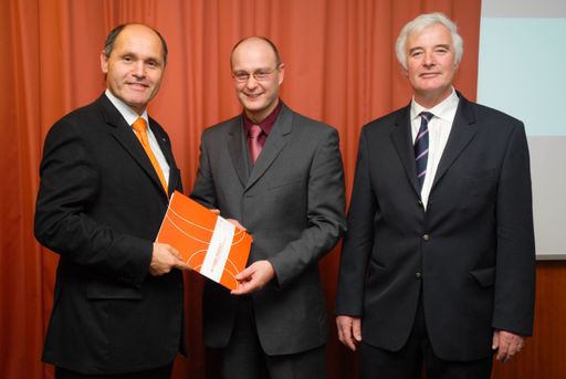 Zogen eine sehr persönliche Bilanz über 60 Jahre soziale Bautätigkeit der Gemeinnützigen Bau- & Siedlungsgenossenschaft FRIEDEN: Niederösterreichs Landesrat für Finanzen und Wohnbau Mag. Wolfgang Sobotka (li.) gratulierte FRIEDEN-Obmann Heinrich Krammer (re.) sowie FRIEDEN-Obmann-Stv. Mag. Peter Sommer (Mitte).