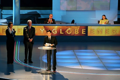 Glamour, Glitter und Top-Stars, bei der Energy Globe Austria Fernseh-Gala am 30. November in Wels. Im Bild: Desirée Nosbusch, EU Parlamentspräsident Dr. Pöttering, Energy Globe Kategoriensieger.