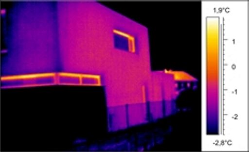 Vorschau Bild von Außenaufnahme augenscheinlich fehlerfrei: Von Außen betrachtet sind keine Auffälligkeiten oder Wärmeverluste erkennbar. Fenster erscheinen immer wärmer als Wände, da diese konstruktionsbedingt einen schlechterer U-Wert aufweisen.