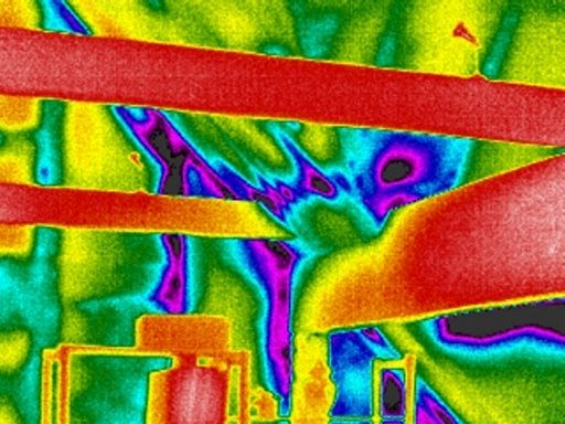  Innenaufnahme mangelhaftes Dachgeschoß, von außen nicht erkennbar: Durch die Konstruktionseigenheiten einer Dachkonstruktion (Hinterlüftung) sind Fehler von Außen thermografisch nicht erkennbar. Nur von Außen betrachtet wäre eine fehlerfreies Dachgeschoß erkennbar. Nur durch Differenzthermografie von Innen lässt sich die Qualität überprüfen.