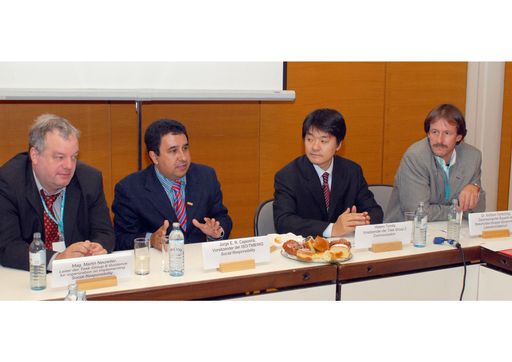 v.l.n.r.: Mag. Martin Neureiter, Convenor der Task Group 6 "Umsetzung"; Jorge E. R. Cajazeira, Vorsitzender der ISO Working Group "Social Responsibility"; Hidemi Tomita, Convenor der Task Group 2 "Communications"; Dr. Wolfram Tertschnig, Bundesministerium für Land- und Forstwirtschaft, Umwelt und Wasserwirtschaft, österreichischer Delegierter zur ISO Working Group.