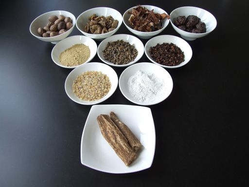 Die Rezeptur 'Srog ‘zin 10': Die Mischung aus Gewürznelken, Muskatnuss, Weihrauch und anderen wertvollen Kräutern verhilft zu gesundem Schlaf, innerer Ausgeglichenheit und letztendlich auch zu mehr Energie.
