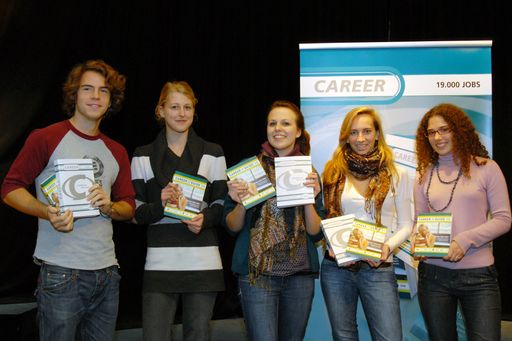  Die SchülerInnen des Akademisches Gymnasium
mit ihren druckfrischen CAREER GUIDE `08  Ausgaben.
http://www.pressefotos.at/album/1/53/200711/20071113_c/