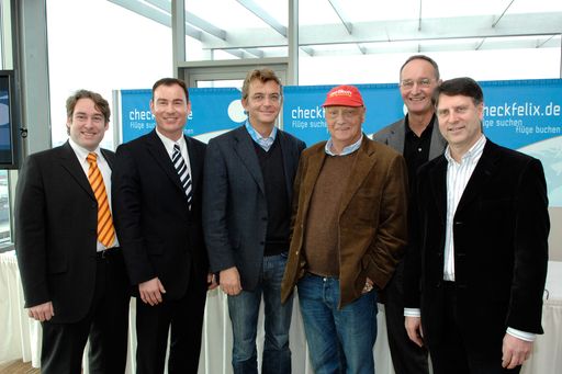 Vorschau Bild von Tourismusexperten diskutierten bei der Pressekonferenz von checkfelix.de  über die Entwicklung der Branche und die Auswirkungen des Internets auf zukünftige Wachstumsraten im Flugverkehr und der Touristik. Mit dabei waren: Dominik Rossmann (Web-Tourismus Experte), Jürgen Witte (Geschäftsführer ebookers Deutschland), Hannes Jagerhofer (Gründer checkfelix), Niki Lauda (Gründer Flyniki), Martin Gross (Direktor Emirates Österreich), Gerold Mauthner (Deutschland-Chef STA Travel)  v.l.n.r.