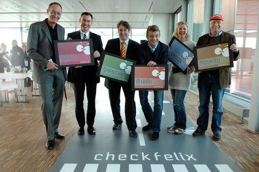 Vorschau Bild von Zur Auftakt-Pressekonferenz der unabhängigen Flugsuchmaschine checkfelix.de lud Gründer Hannes Jagerhofer ins Atlantic-Haus in Hamburg. Unterstützung gab es von: Martin Gross (Direktor Emirates Österreich), Jürgen Witte (Geschäftsführer ebookers Deutschland), Dominik Rossmann (Web-Tourismus Experte), Hannes Jagerhofer (Gründer checkfelix), Eva Habermann (Schauspielerin), Niki Lauda (Gründer Flyniki) v.l.n.r.