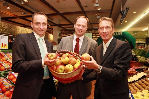v.l.n.r.: Klaus Pollhammer (Vorstand), Michael Franek (Vorstand) und Manfred Denner (MERKUR Vorstand)
http://pressefotos.at/m.php?g=1&u=57&dir=200711&e=20071114_m&a=event