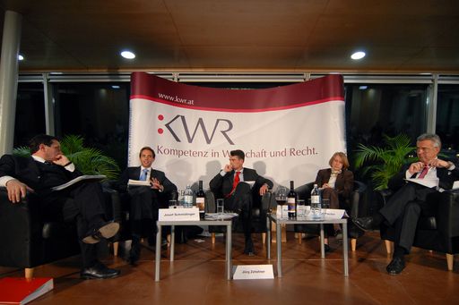 Vortrag Banken und Finanzdienstleister im Spannungsfeld von Gesetzgebung und Aufsicht. Im Bild v.l.n.r.: Josef Schmidinger der S-Bausparkasse, Gerald Resch der FMA,
Jörg Zehetner von KWR, Susanne Kalss der WU Wien, Peter Fischer von ANAXO.
http://pressefotos.at/album/1/45/200711/20071114_k/