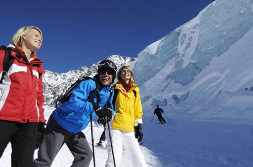 Ski, Snowboard und Rodel sind ab sofort wieder verstärkt gefragt und die Pisten sowie Loipen sind bereits für die Wintergäste geöffnet bzw. vorbereitet.