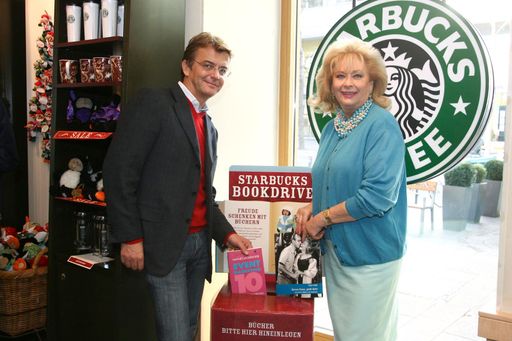 Honorarvizekonsulin Birgit Sarata und Hannes Jagerhofer spenden Bücher bei Starbucks