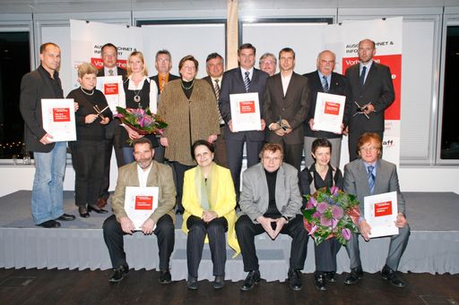 Ausgezeichneten UnternehmerInnen aus Floridsdorf und Donaustadt, hinten: Bezirksvorsteher Ing. Heinz Lehner, Unten: AMS-Landesgeschäftsfürherin Claudia Finster sowie die Mitglieder des Beschäftigungspakts 21+22 Günther Triembacher (WKW), Claudio Pallaoro (AMS 21), Gisela Berger (AMS 22). Dr.in Erika Hess (waff)