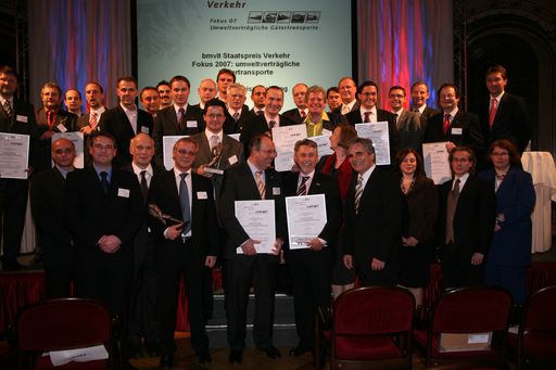 Gruppenfoto Staatspreis-Sieger mit Verkehrsminister Werner Faymann sowie u.a. Dr. Ingela Bruner (Rektorin BOKU), Robert Korab (RUMBA), DI DI Stefan Pierer (Jurysprecher) am 14. November 2007 um 22.00 im Palais Ferstel