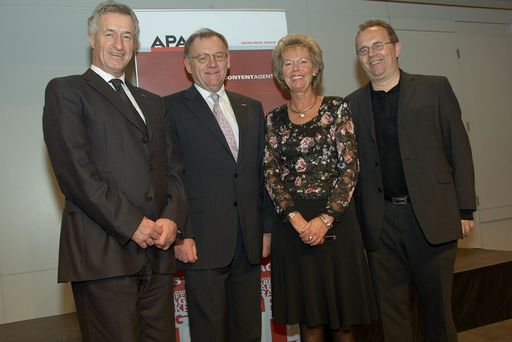 Abschiedfest für APA-IT Geschäftsführer Rudolf Horvath (15.11.2007) - Im Bild v.l.n.r. Wolfgang Vyslozil (Geschäftsführer der APA - Austria Presse Agentur), Rudolf Horvath (Geschäftsführer APA-IT Informations Technologie GmbH), Elisabeth Horvath (Gattin) und Hermann Petz (Vorstandsvorsitzender APA - Austria Presse Agentur)

Weitere Bilder abrufbar unter:
http://pressefotos.at/m.php?g=1&dir=200711&u=43&a=event&e=20071115_h