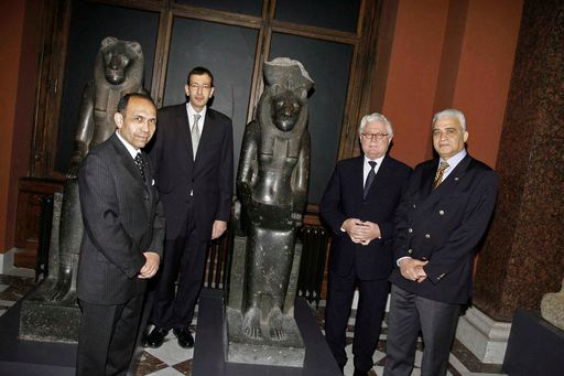Im Bild v.l.n.r.: Dr. Hazim Attiatalla, Direktor Ägyptisches Fremdenverkehrsamt in Österreich, S.E. Botschafter Ehab Fawzy, der neue Botschafter der Republik Ägypten in Österreich, Prof. Dr. Wilfried Seipel, Direktor des Kunsthistorischen Museums
und die Kooperationspartner des neuen Schulprojekts: Ahmed M. Moneir, Regional Manager Austria and East Europe, Egypt Air
Weitere Bilder abrufbar unter:
http://pressefotos.at/m.php?g=1&u=38&dir=200711&e=20071116_a&a=event