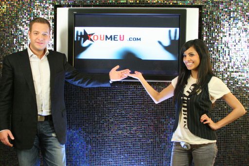 Die YoumeU AG freut sich bekannt zu geben, dass sie die VIVA-Moderatorin Collien Fernandes als Botschafterin für die erste große Talentsuchplattform im deutschsprachigen Raum www.YoumeU.com gewinnen konnte. Im Bild: YoumeU-Gründer Pascal Geraths mit VIVA-Moderatorin Collien Fernandes