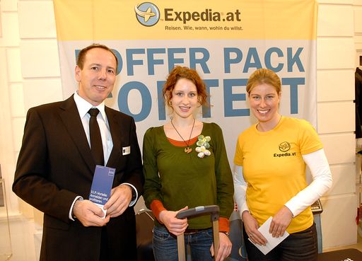  Gewinner mit Augenmaß bei Expedia.at Koffer Pack Contest: Online-Reiseportal startet mit Aktion erweitertes Österreich-Angebot: Vertreter von Kleiderbauer und Expedia.at gratulieren einer glücklichen Gewinnerin des Expedia.at Koffer Pack Contests
http://pressefotos.at/m.php?g=1&u=1&dir=200711&e=20071117_p&a=event