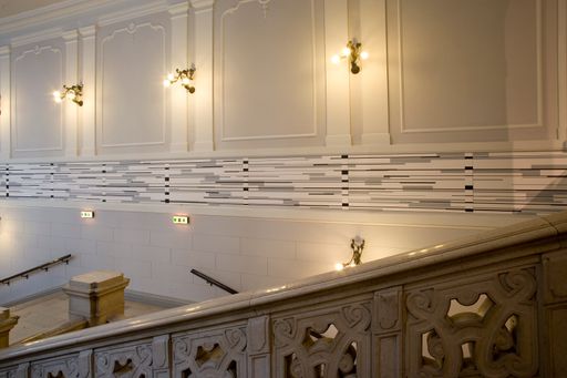 Esther Stockers Wandarbeit im Stiegenhaus des Palais Dorotheum