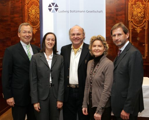 Präsentation der neuen Ludwig Boltzmann Institute (LBI): Ferdinand Maier (Vizepräsident Ludwig Boltzmann Gesellschaft), Univ.-Prof. Dr. Kathrin Yen (Leiterin des LBI für klinisch-forensische Bildgebung, Graz), Univ.-Lekt. Mag. Dr. Wolfgang Dür (Leiter des LBI für Gesundheitsförderungsforschung, Wien), Claudia Lingner (Geschäftsführerin der Ludwig Boltzmann Gesellschaft) und Wissenschaftsminister Dr. Johannes Hahn.