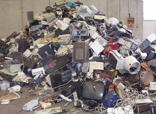  wachsender Müllberg ausgedienter Elektro- und Elektronikgeräte