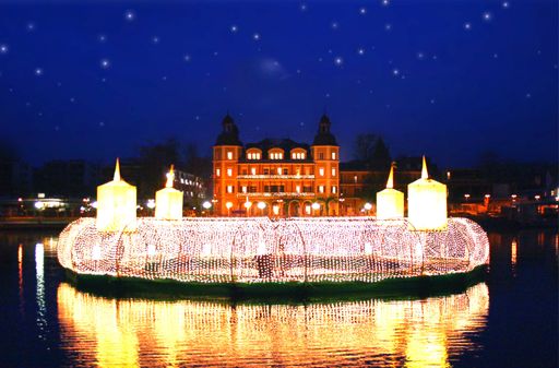 Schwimmender Adventkranz vor Schloss Velden